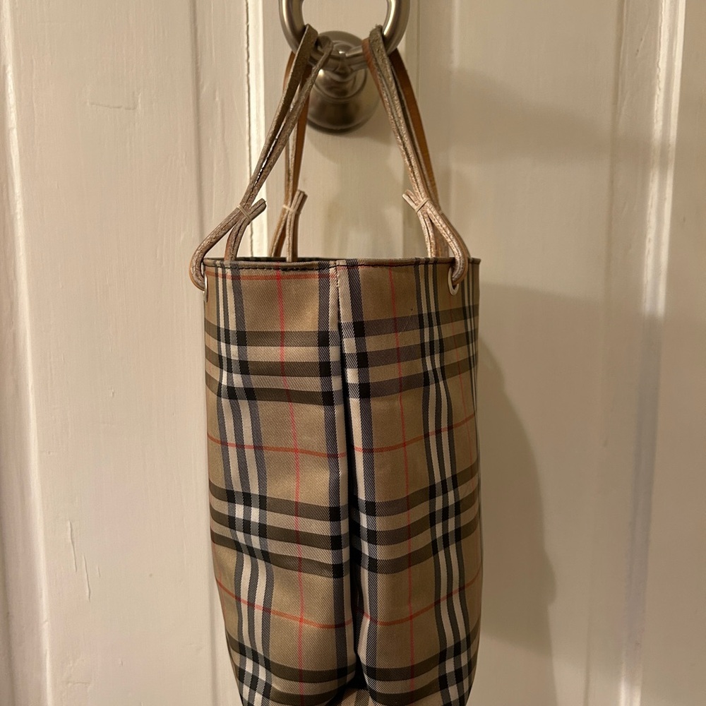 Burberry London nylon tote
Approx. 10.5x9x3.5
Cute for on the go
Made in Italy - Picture 7 of 12